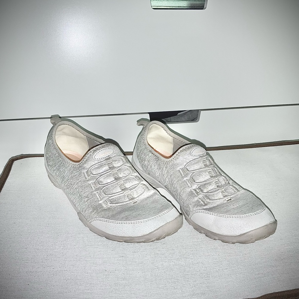 Skechers Women's Gray and White Sneakers, size 7 in EUC